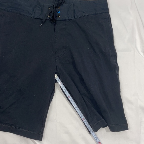 Lululemon Bermuda Shorts black - see measurements below - Picture 6 of 6